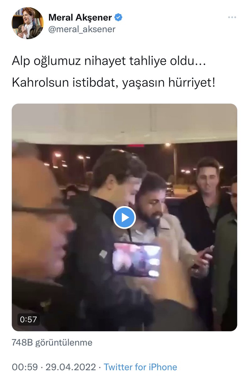 Cumhurbaşkanına hakaretten tutuklanan birini "yaşasın hürriyet" diyerek sahiplenen Akşener, aylar önce attığım twitten dolayı şikayette bulunmuş. Nerede kaldı vadettiğiniz fikir özgürlüğü?
