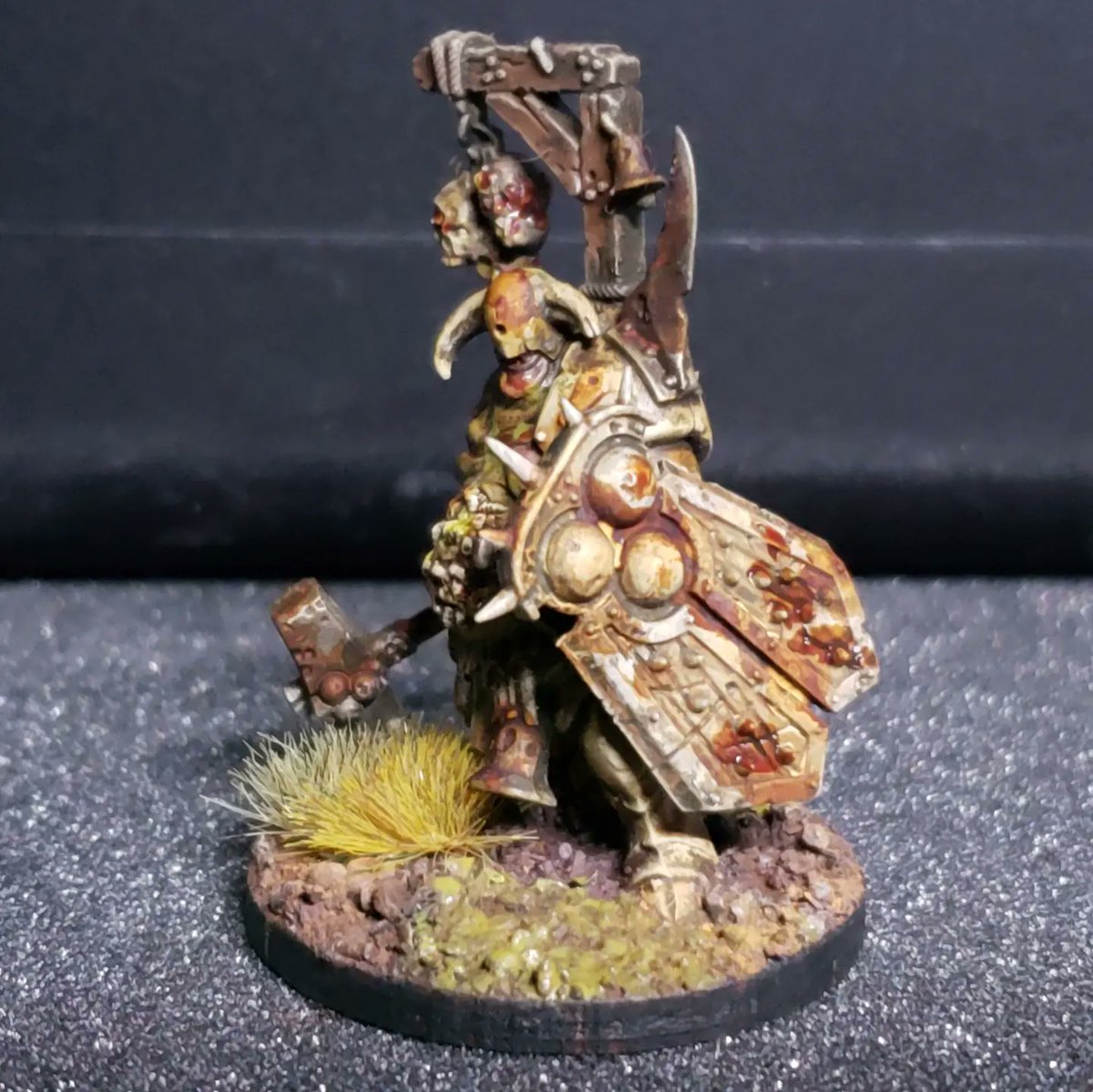 blamminator's tweet photo. The goal was to make them rotted and scary.
#paintbrush #miniatureblacksmiths #miniature #miniaturepainting #painting #minipainting #art #miniatureart #painttinythings #tabletopfigures #ilovetopaint #gamesworkshop #ageofsigmar #aos #warhammer #warhammer40k #nurgle https://t.co/kjWU4NIR1j