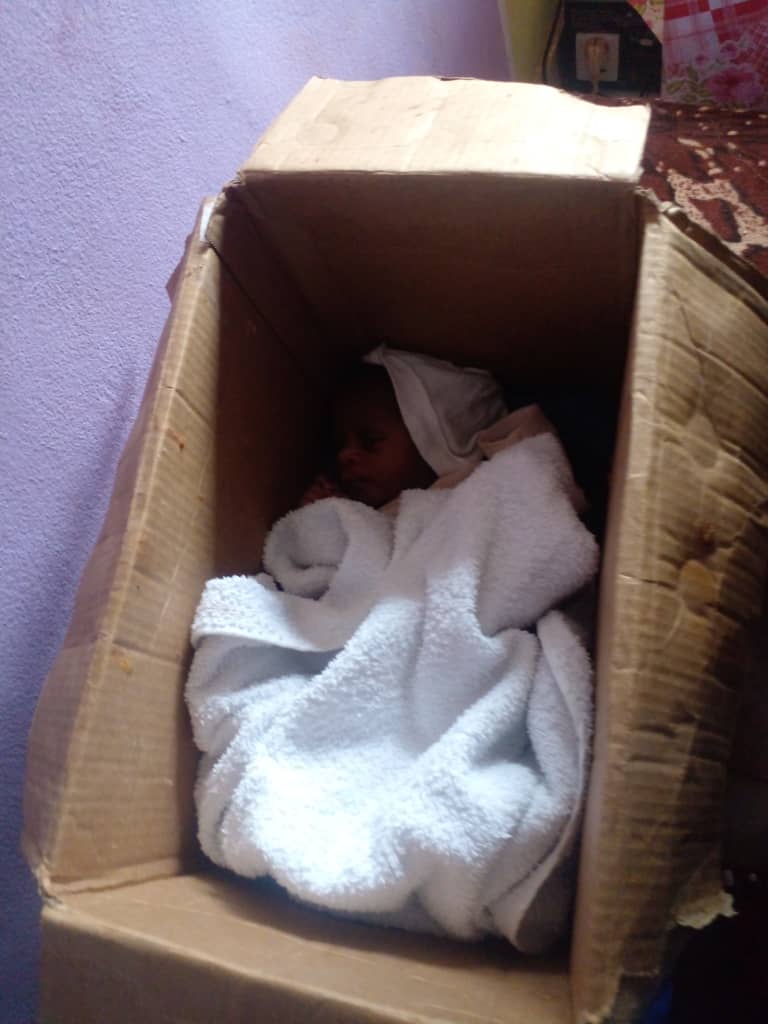MimiMefoInfo's tweet photo. Shock in Santa Maria, a neighborhood in #Yaounde, Center Region of #Cameroon after locals found an abandoned baby this morning.

The baby was properly dressed, wrapped in a cardboard and kept beside the road. https://t.co/3lTv73cWRH