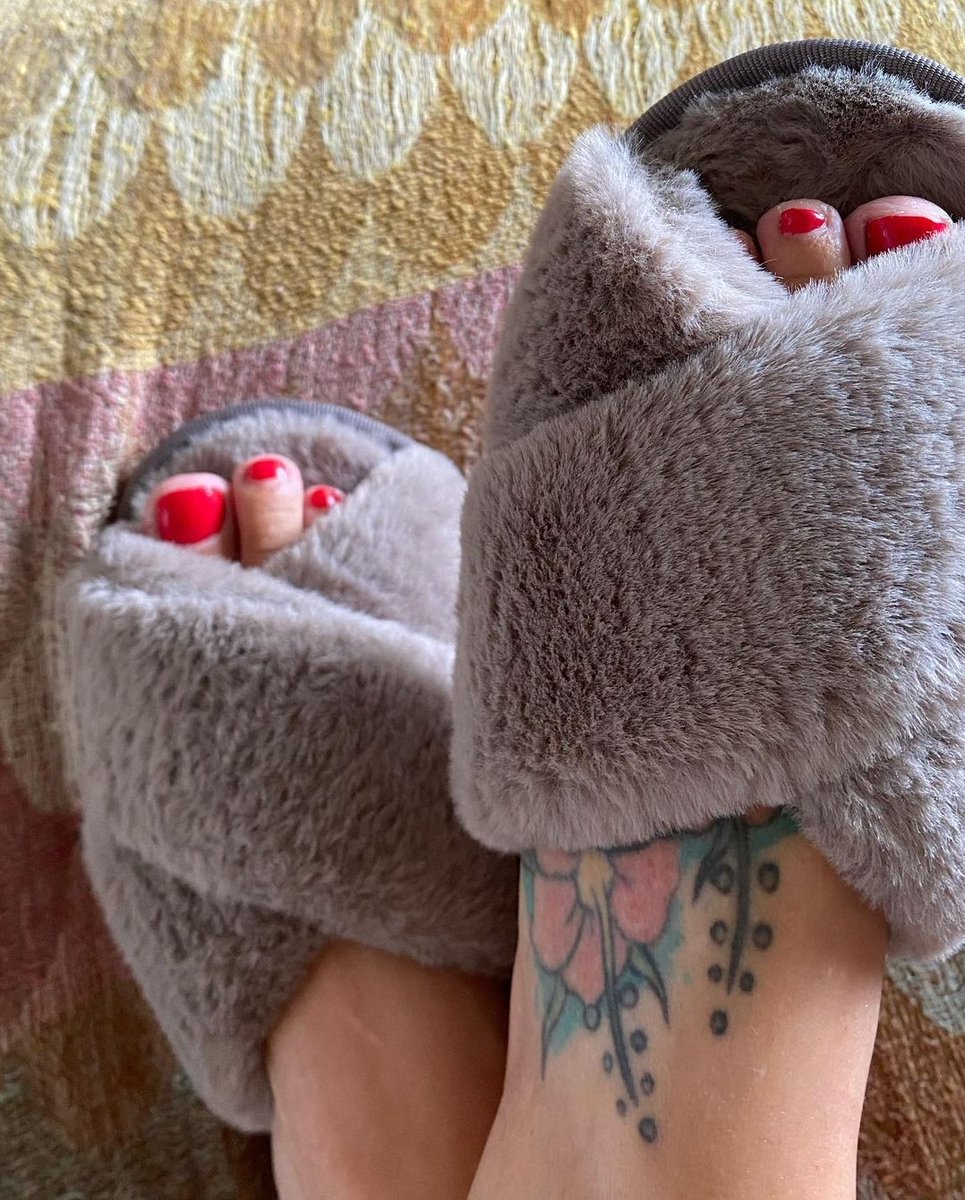 I love my feet inside my cutie slippers 😍