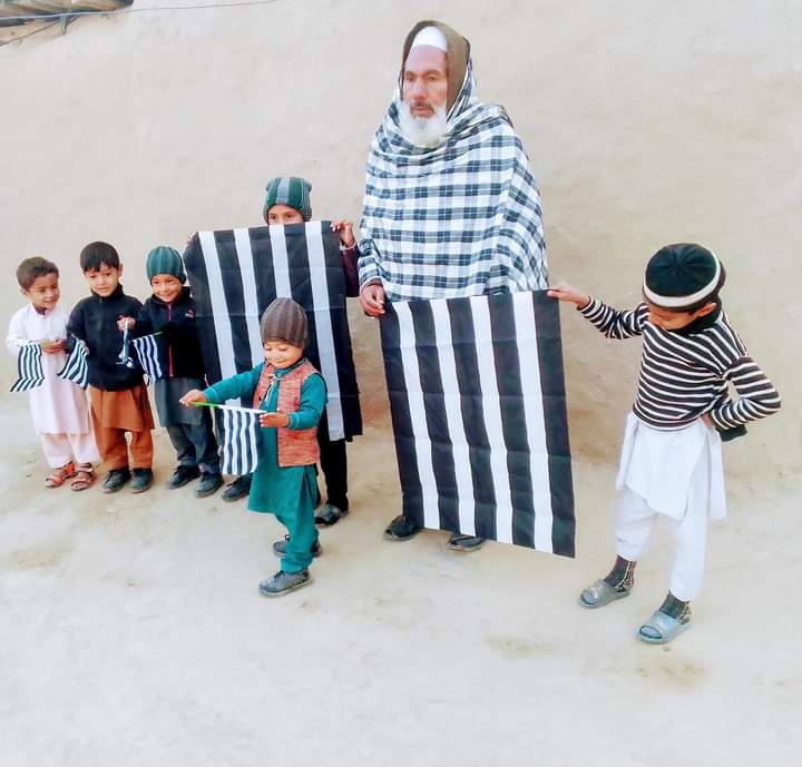 بابا اور بچوں کیلئے دل والا لائک اور ریٹوئیٹ دونوں ___!
#بلوچستان_مولانافضل_الرحمان_کا