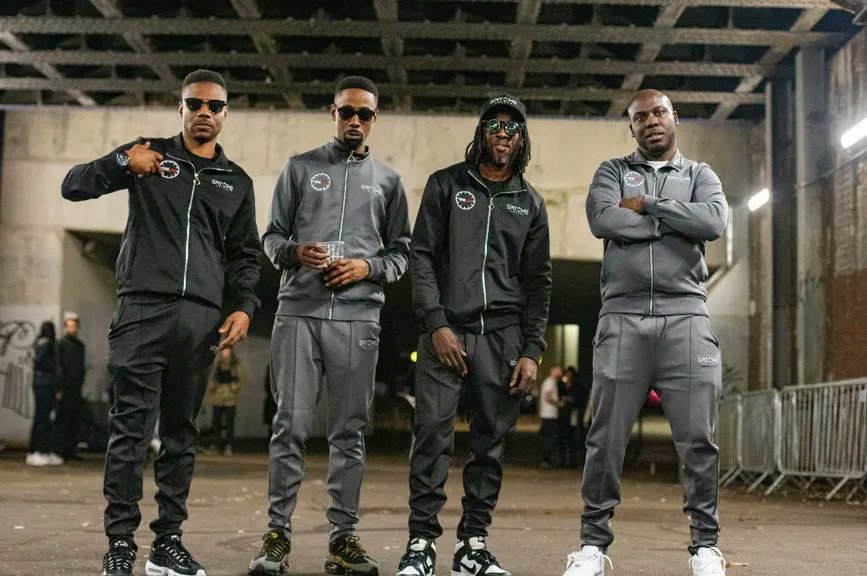 WABN_UK's tweet image. Teaming up with a collaboration for the history books; London MC’s @MaxwellD1 X @DOLLEROFFICIAL X @Neeko_MC X @OfficialOzzieB  join forces for their fiery single, ‘Timeless’, which see’s the four artists celebrating their continued musical longevity. 

wearebeyondnoise.com/maxwell-d-x-mo…