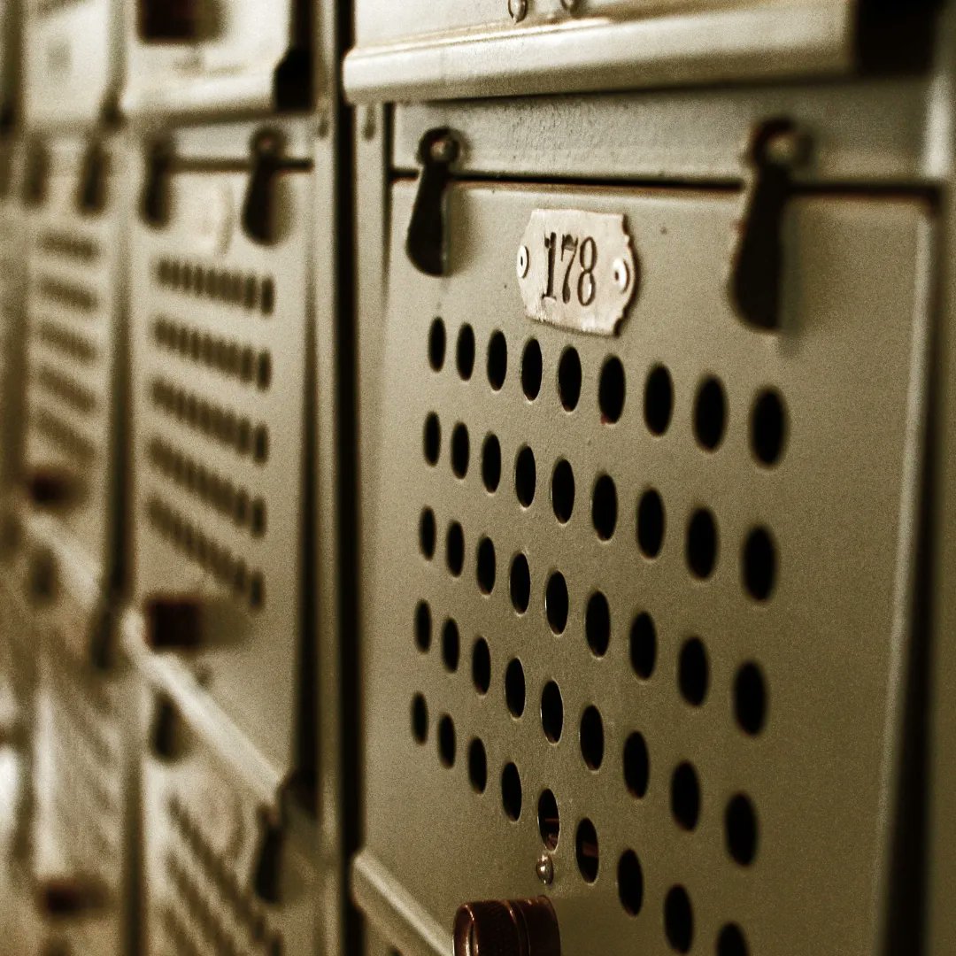 Looking to ~get a workout~ at the gym? 😉 Our chat on work/life balance veered over into tips for visiting backrooms and bathhouses in Chicagoland. Just in case you were thinking of making a trip to the sauna to mark the change of seasons... 😘🚿😈🍂 bit.ly/workpolycule