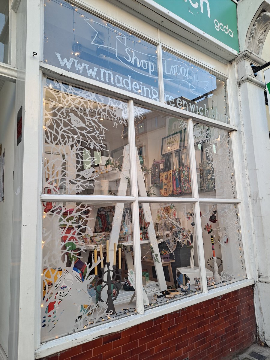 Today's beautiful window can be found at @MIGreenwich at 324 Creek Road, SE10 9SW. They'll be open late until 8 pm for the occasion. It was created by talented artists <a href="/cnuttallsmith/">carolinenuttallsmith 💙</a> &amp; <a href="/jonquilcook/">Jonquil Cook</a>. Get down there to admire the window &amp; also get some unique Christmas presents.