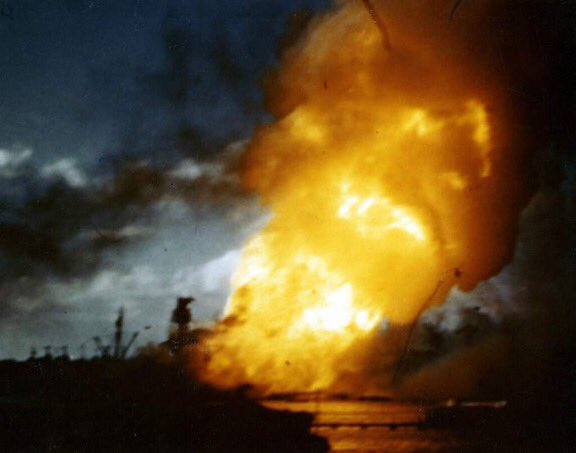 DMDash71's tweet photo. “All you could see was fire. It looked like the whole world was on fire.”
#BB39 #Arizona #PearlHarbor https://t.co/AVBrY8xxSY