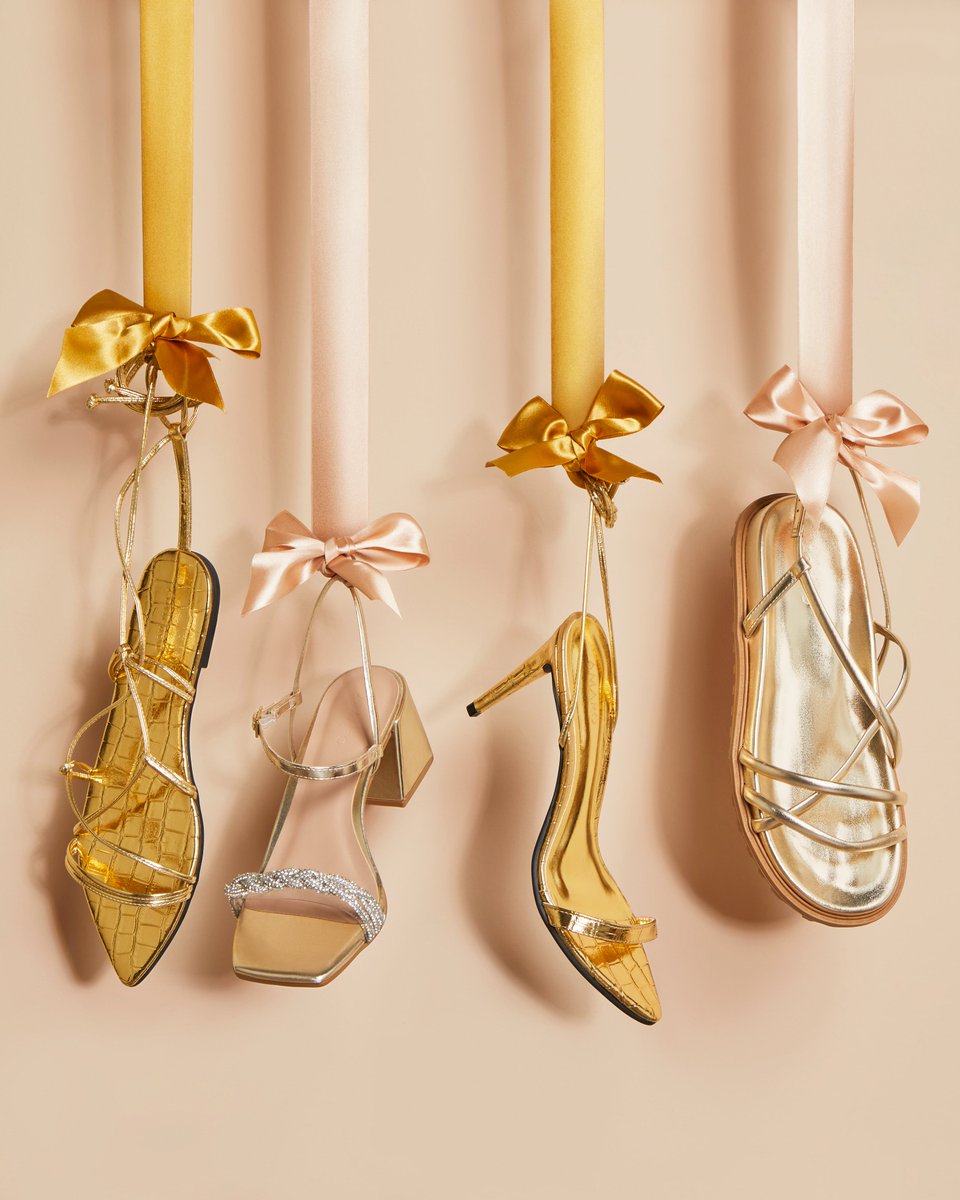 Toque final: sapatos e acessórios que elevam o look ✨ Vem conferir todo esse brilho para você fechar o ano com chave de ouro.