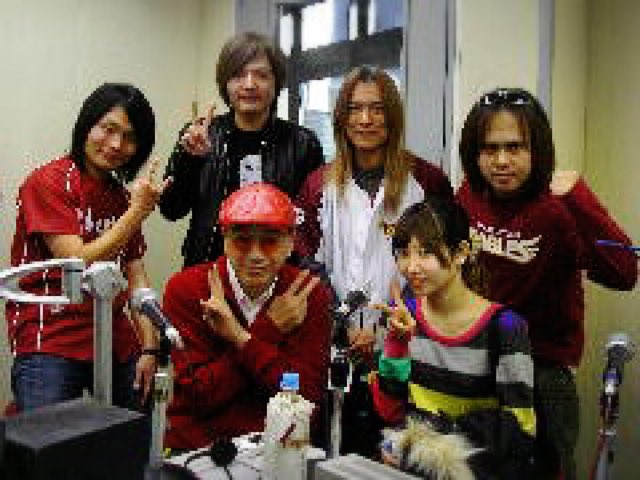 antonmaeda's tweet photo. おお!これ12年前の2010年12月
#AXBITES 仙台公演の時の写真やん😂
ラジオ3 #世之介 さんからの〜🎙
仙台駅イーグルスショップからの〜🦅
なぜかKスタ室内練習場からの〜⚾️
HooKさんでのライブ🎸🥁
それにしても写真の画素粗っ🤣
時間は流れても昔も今も大切な東北。
そろそろ帰らないとあかんね☝️😉 https://t.co/wvVypUV2Nd