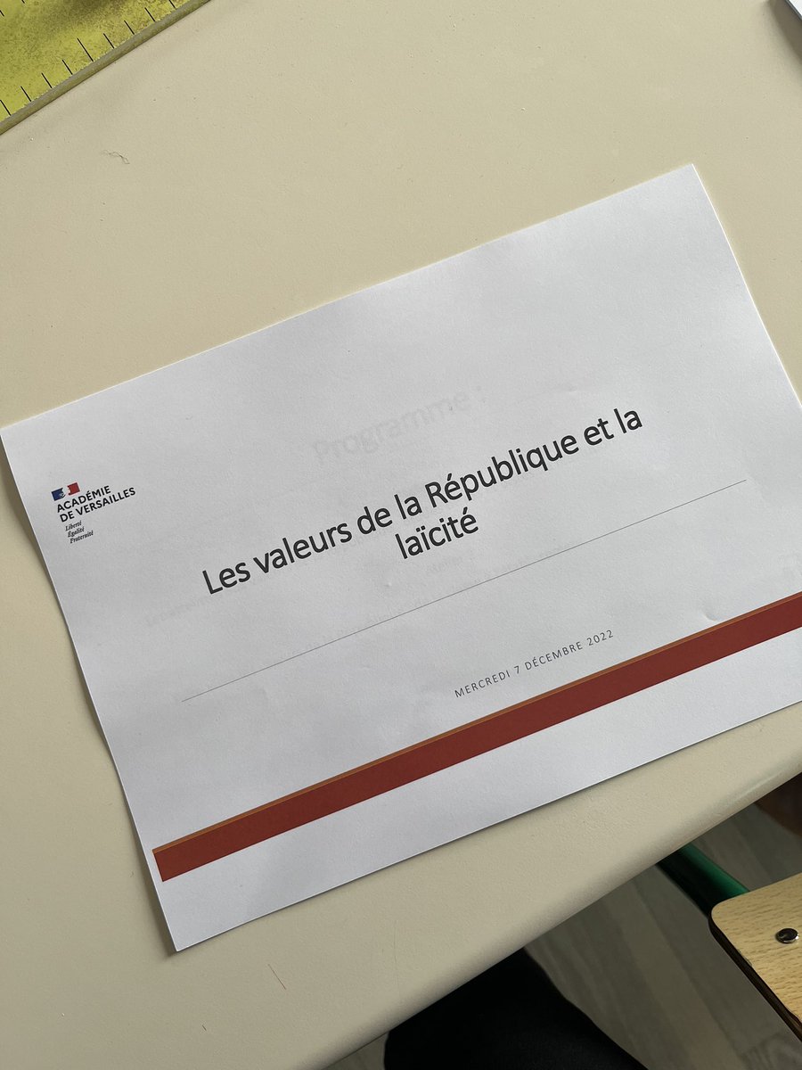 Sahar_ZB_'s tweet photo. Animation de la formation Valeurs de la République et laïcité pour les stagiaires temps plein de @acversailles au @lyceehoche @BriceParinet #VLDR #laïcité https://t.co/7drYB9V9Xv