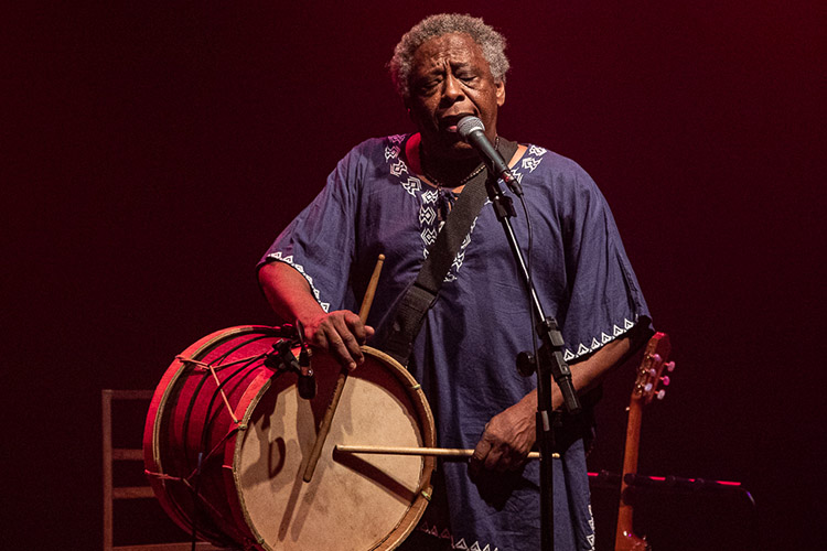 os 3 dias que passei em BH mergulhado na Mostra <a href="/_cantautores/">mostracantautores</a> se transformaram agora em texto lá no <a href="/screamyell/">Marcelo Costa</a>, onde eu conto um pouco como foram os shows de <a href="/_josyara/">J0ϟYARA</a>, <a href="/brunoberle/">bruno berle</a>, entre outros

leia aqui >>> screamyell.com.br/site/2022/12/0…