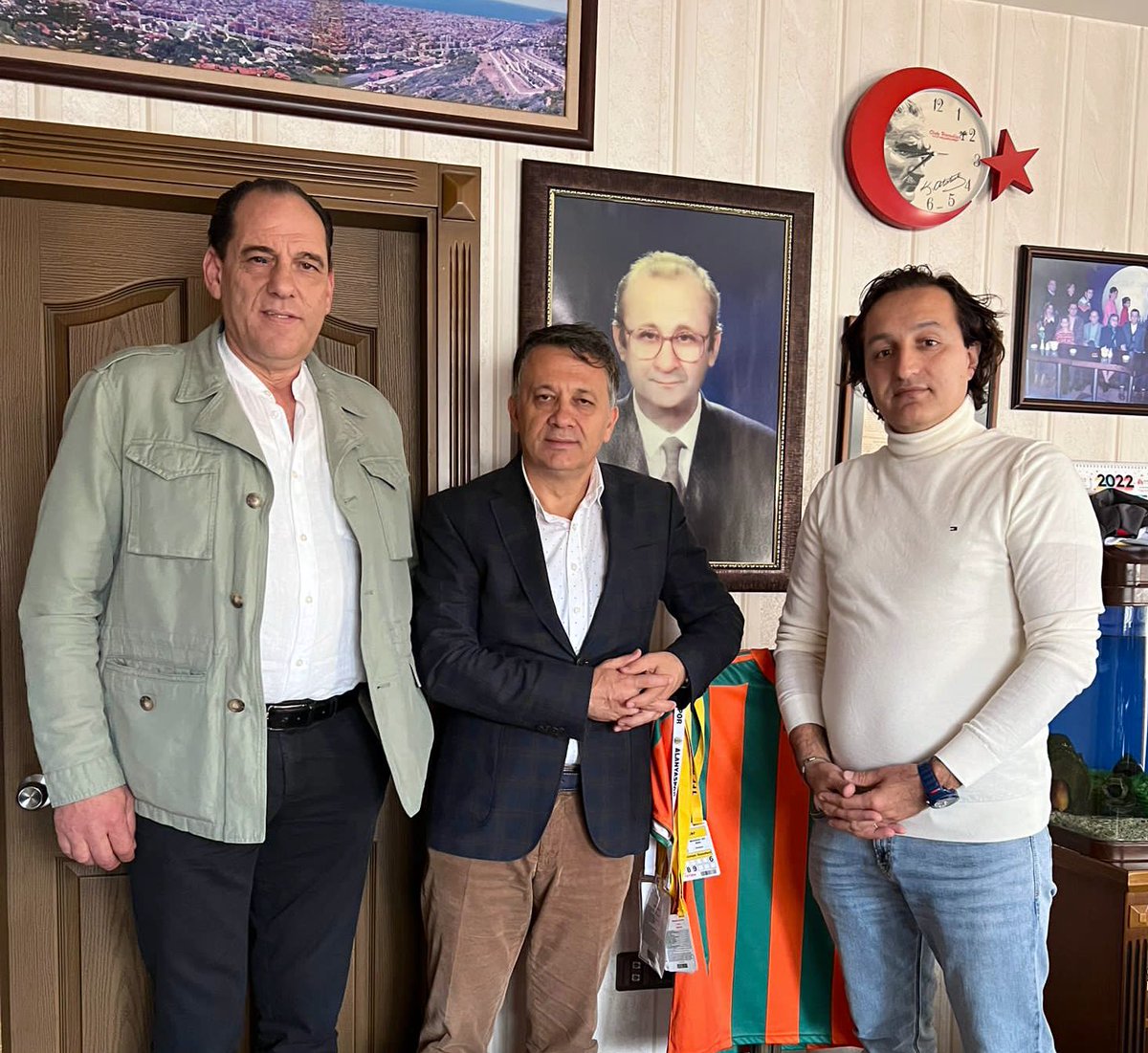 MehmetAliDim's tweet photo. Londra’da Türk toplumunun sesi olan Avrupa gazetesini çeyrek asırdır azimle ve özveriyle yayınlamaya devam eden @KGK_GJC üyemiz Vatan Öz ile meslektaşım Seçkin Demir’e ziyaretleri için çok teşekkür ederim. @Vatanoz @aynurtattersall @DuvenAlpaslan https://t.co/szZsKRmxIv