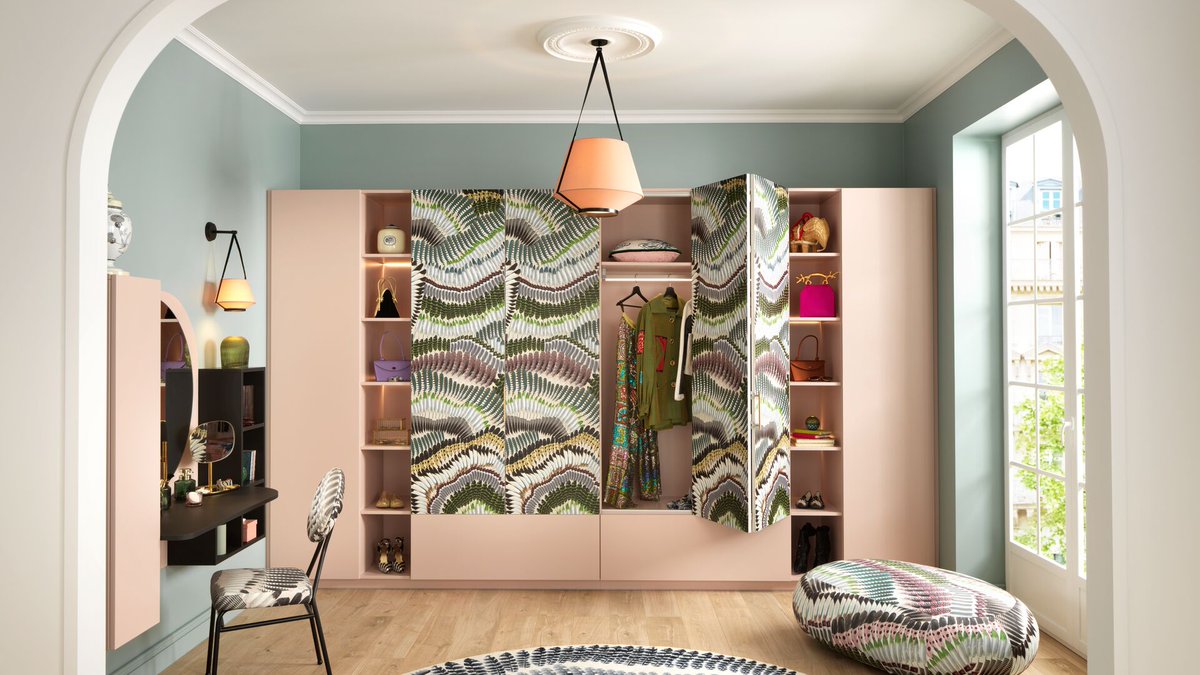 Schmidt_Bath's tweet photo. This walk-in wardrobe (La vie en rose and Prête-moi ta plume colours) is stunning.  The stylish lighting, folding doors and sliding drawers are very practical. https://t.co/yXdAzI4OsL