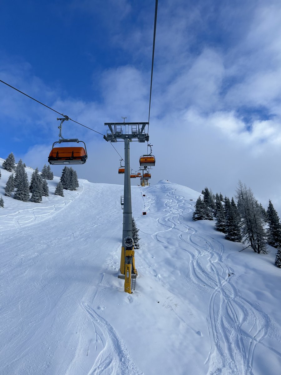 HauserKaibling's tweet image. Saisonstart im Winter-Wonderland ⛷🤩 Die Pistenmannschaft hat wieder ganze Arbeit geleistet und wir genossen die ersten Abfahrten auf den schönsten Pisten. 😍🥳
Wetter-Prognose für den morgigen Feiertag: ☀️🌤️😎

#saisonstart #hauserkaibling #schladmingdachstein