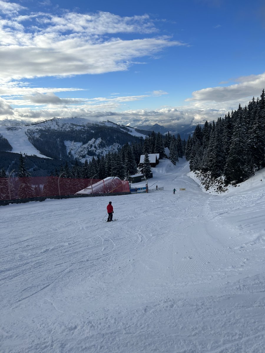 HauserKaibling's tweet image. Saisonstart im Winter-Wonderland ⛷🤩 Die Pistenmannschaft hat wieder ganze Arbeit geleistet und wir genossen die ersten Abfahrten auf den schönsten Pisten. 😍🥳
Wetter-Prognose für den morgigen Feiertag: ☀️🌤️😎

#saisonstart #hauserkaibling #schladmingdachstein