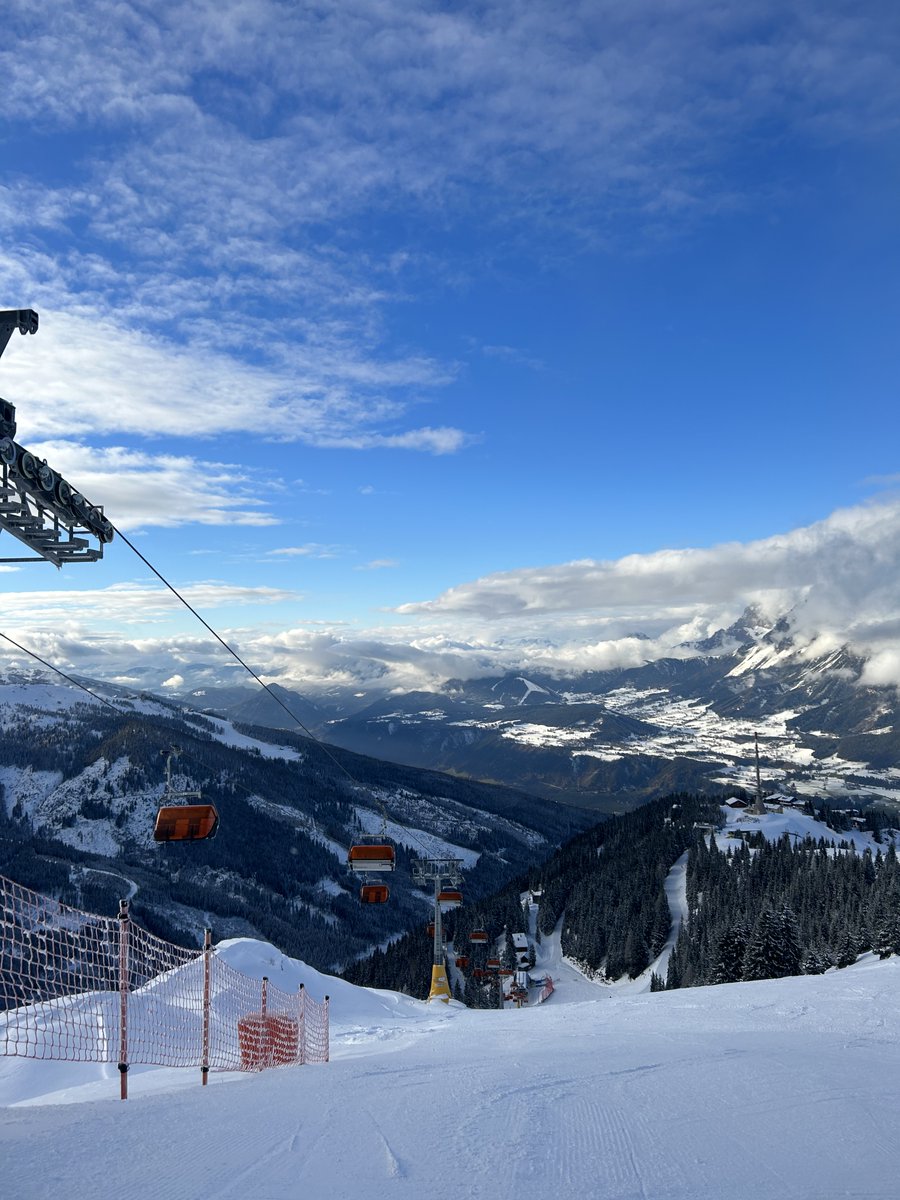 HauserKaibling's tweet image. Saisonstart im Winter-Wonderland ⛷🤩 Die Pistenmannschaft hat wieder ganze Arbeit geleistet und wir genossen die ersten Abfahrten auf den schönsten Pisten. 😍🥳
Wetter-Prognose für den morgigen Feiertag: ☀️🌤️😎

#saisonstart #hauserkaibling #schladmingdachstein
