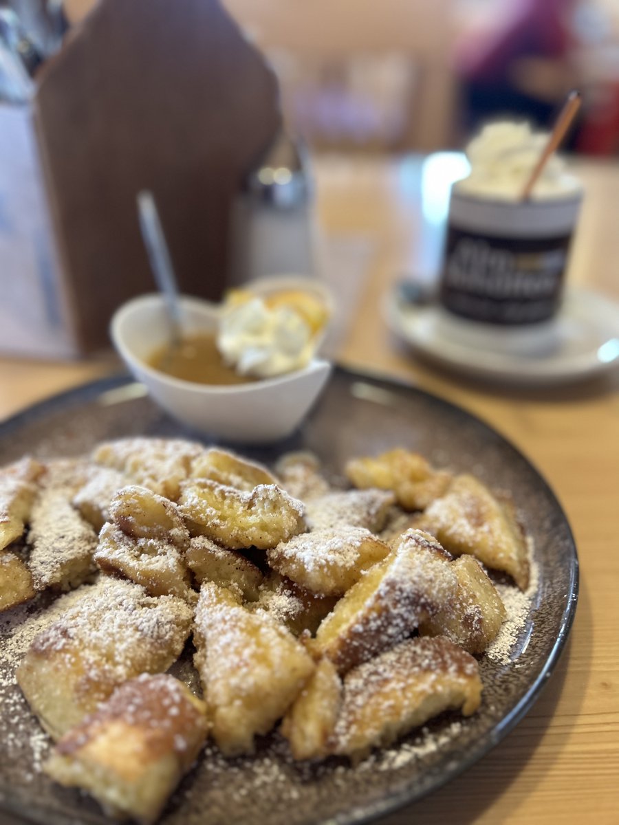 HauserKaibling's tweet image. Saisonstart im Winter-Wonderland ⛷🤩 Die Pistenmannschaft hat wieder ganze Arbeit geleistet und wir genossen die ersten Abfahrten auf den schönsten Pisten. 😍🥳
Wetter-Prognose für den morgigen Feiertag: ☀️🌤️😎

#saisonstart #hauserkaibling #schladmingdachstein