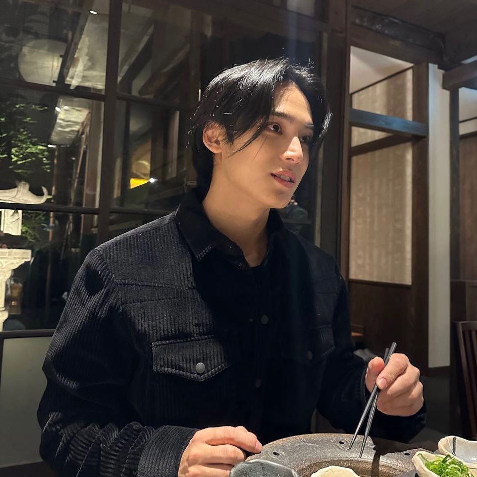 randomggyu's tweet photo. 🖤 https://t.co/2iDtgmxoZ2