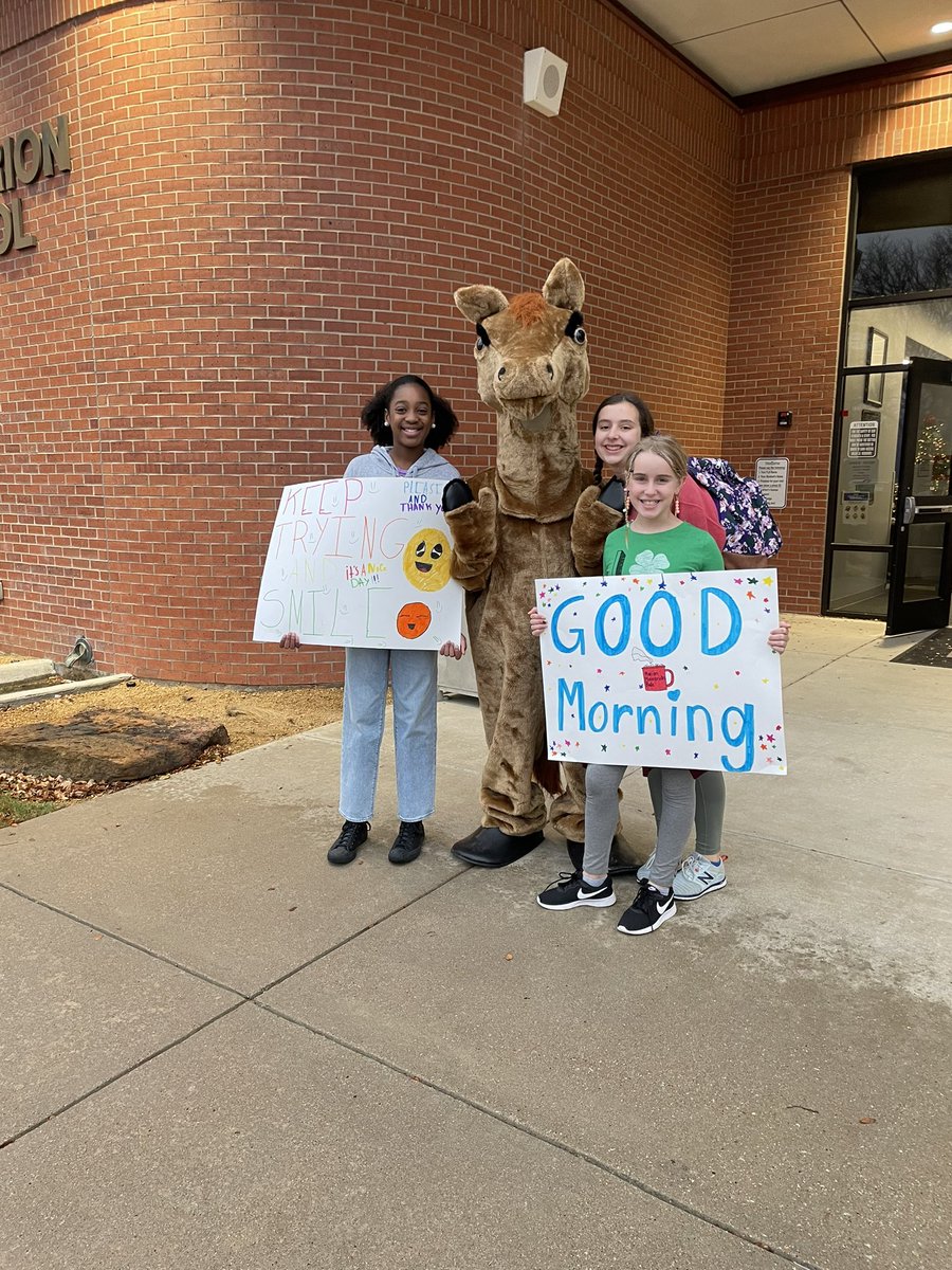 Rain can’t stop StuCo’s Carpool Kindness 🌟🚙🌟 #KindME <a href="/MarionMavericks/">Marion Mavericks</a>