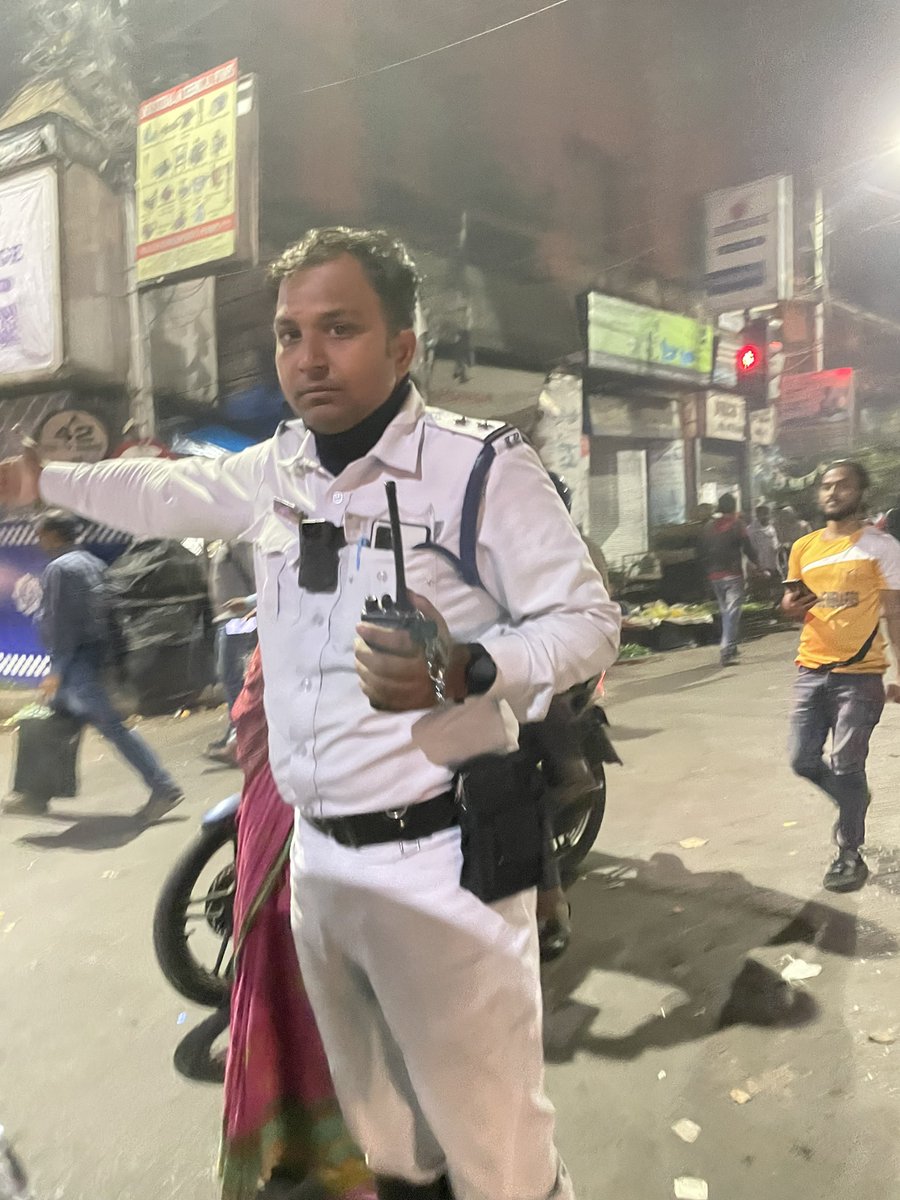 prasri_9's tweet photo. @KolkataPolice we are having office at Sagar Estate (Clive Ghat Street) and regularly taking right stand road and canning street to go to Gariahat since many years as advised by you, but today officer posted did not allow to take right at canning st saying that it is Noright turn https://t.co/8u9RvxoDVu
