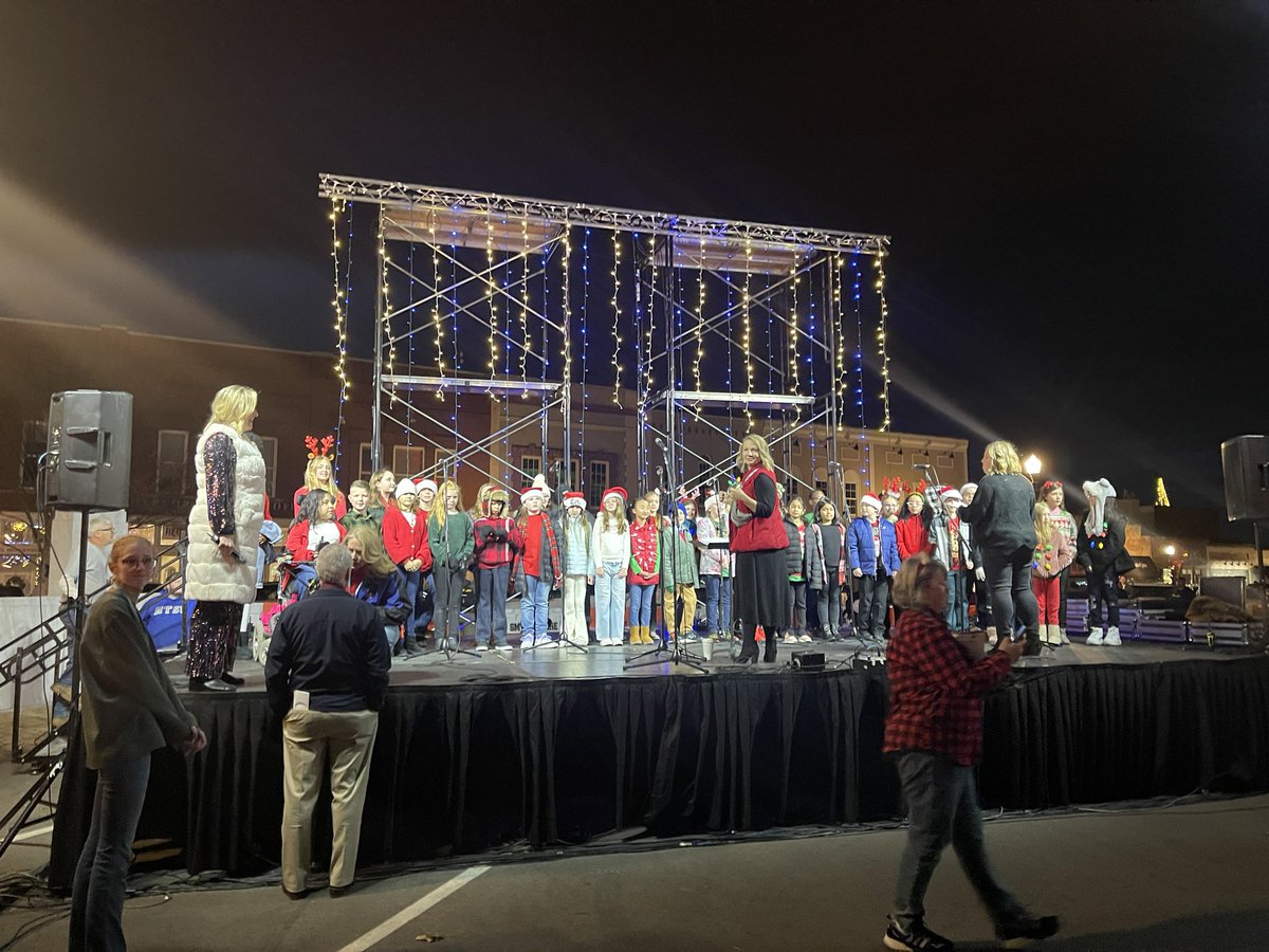 The_Mrs_Womack's tweet photo. Some of our Pitch Pups were asked to sing at the Murfreesboro Christmas Tree Lighting last Friday! What a fun event and great performance opportunity! Thank you to @HPCampusMusic for asking us to to participate! #excellenceisinplainview #otterlyawesome https://t.co/D9RWWRMPTX