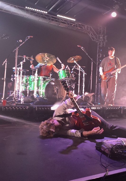 hewsonsgirl's tweet photo. WHY ARE 5SOS LITERAL CHILDREN😭 https://t.co/leDU0wtvYO