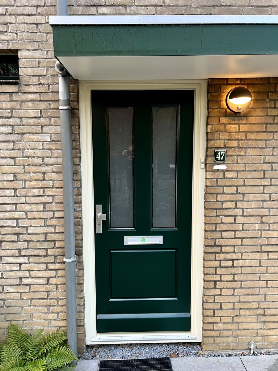 Onder het eerder gemaakte luifel een WK1435 van <a href="/WeekampDeuren/">Weekamp Deuren BV</a> gehangen.
Voorzien van een meerpuntsslot en anti-kerntrek garnituur SKG***.
Voorlak Sikkens 15.10 en mat veiligheid isolatie glas met rondom blanke rand.