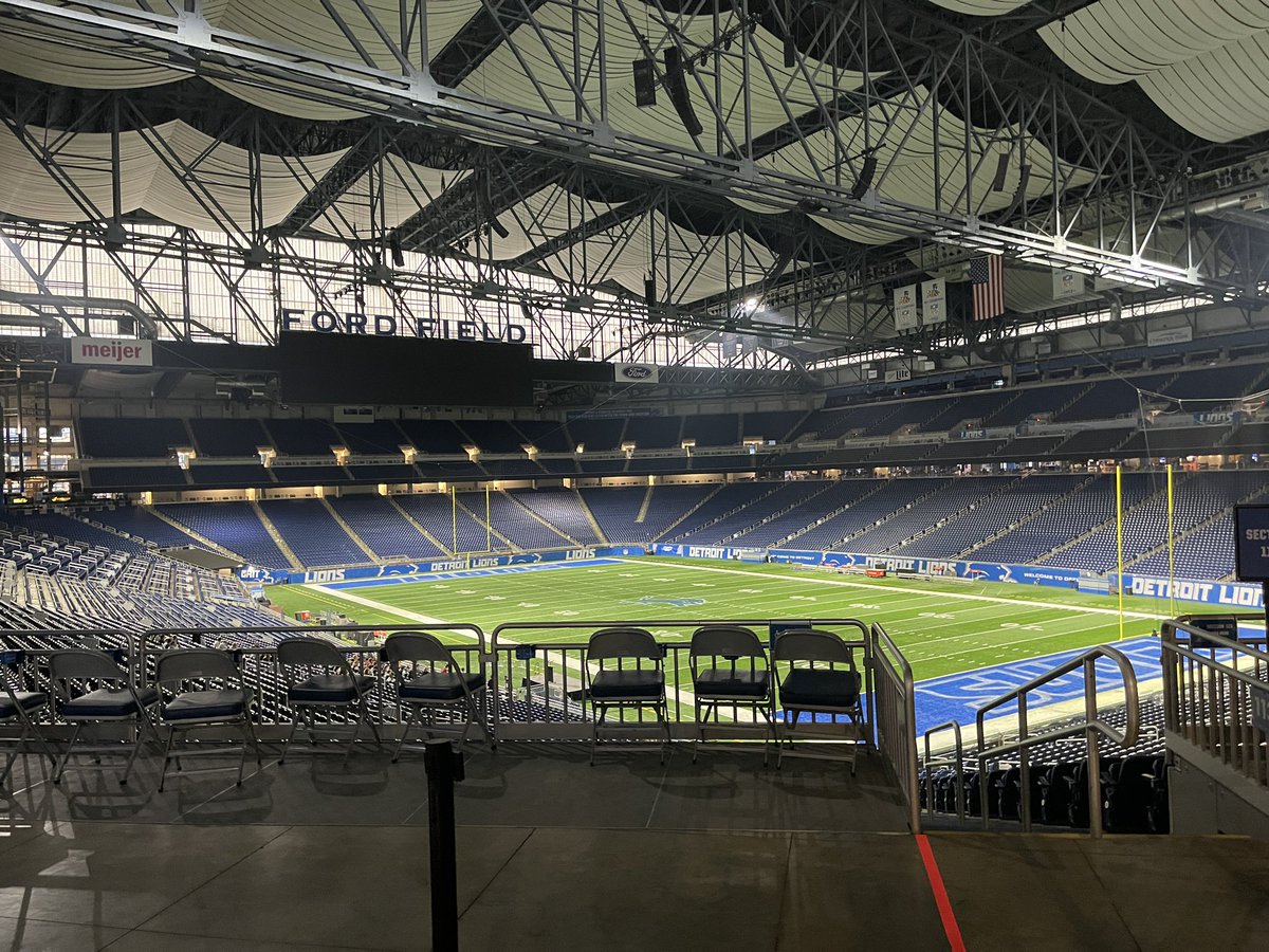 bstackgolf's tweet photo. Excited for the Great Lakes Broadcast and Sports Media Camp at Ford Field. North and South TV on a field trip together! @GPSchools @GPTVnews https://t.co/9xhw24oDza
