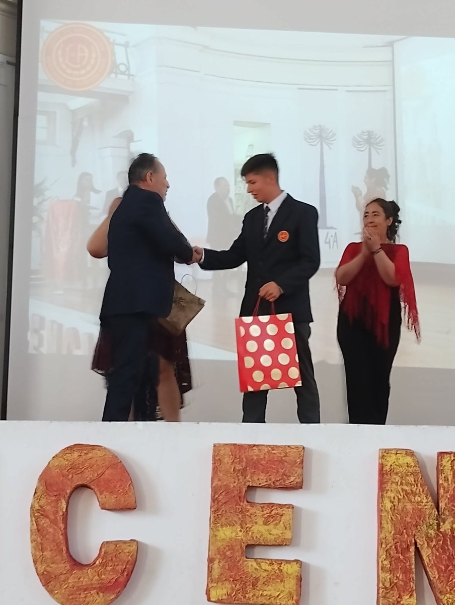Entrega del premio Rector Schneider, estuvimos premiando al ganador y entregando reconocimiento a los profesores jefe.

Hurra Muchachos!