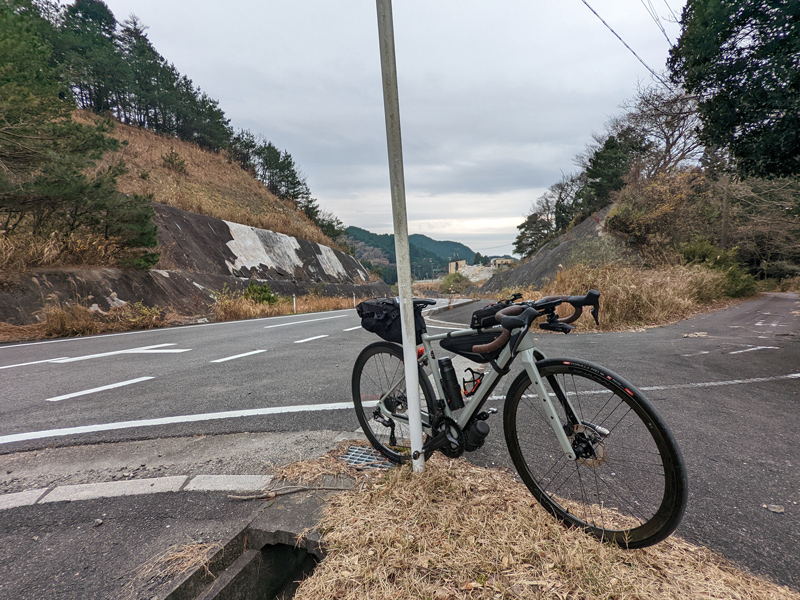 heliumix's tweet photo. 日、月で大阪-岡崎の旅。
復路1号でスローパンク直りきらず鈴鹿峠手前でやむなく輪行帰宅。
宿、食、JR、土産が諭吉1枚でお釣りがあったし、ま、いっか。
D309とチューブレス、疲れにくくてやっぱりいいね。

#ネオスポルティーフ
#davosd309
#全国旅行支援キャンペーン https://t.co/tX8SEuR8qL