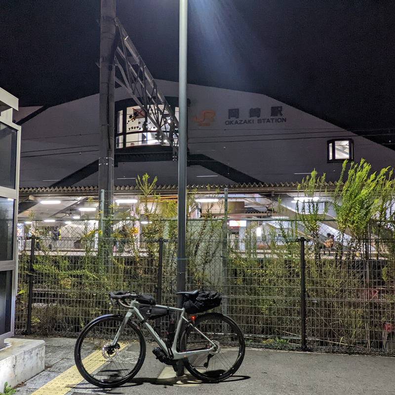 heliumix's tweet photo. 日、月で大阪-岡崎の旅。
復路1号でスローパンク直りきらず鈴鹿峠手前でやむなく輪行帰宅。
宿、食、JR、土産が諭吉1枚でお釣りがあったし、ま、いっか。
D309とチューブレス、疲れにくくてやっぱりいいね。

#ネオスポルティーフ
#davosd309
#全国旅行支援キャンペーン https://t.co/tX8SEuR8qL