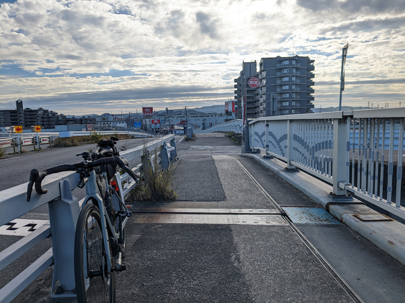 heliumix's tweet photo. 日、月で大阪-岡崎の旅。
復路1号でスローパンク直りきらず鈴鹿峠手前でやむなく輪行帰宅。
宿、食、JR、土産が諭吉1枚でお釣りがあったし、ま、いっか。
D309とチューブレス、疲れにくくてやっぱりいいね。

#ネオスポルティーフ
#davosd309
#全国旅行支援キャンペーン https://t.co/tX8SEuR8qL