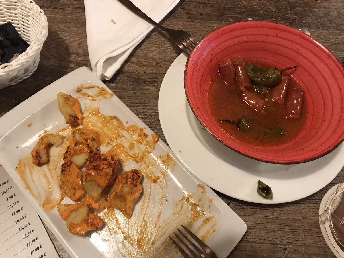 La Cuadrilla Vegana está haciendo una pequeña gira por Cataluña. To’ está bueno, lo podemos garantizar. Como muestra, estas bravas y esta chistorra a la sidra que nos ponen en Gure Toki, de Tarragona