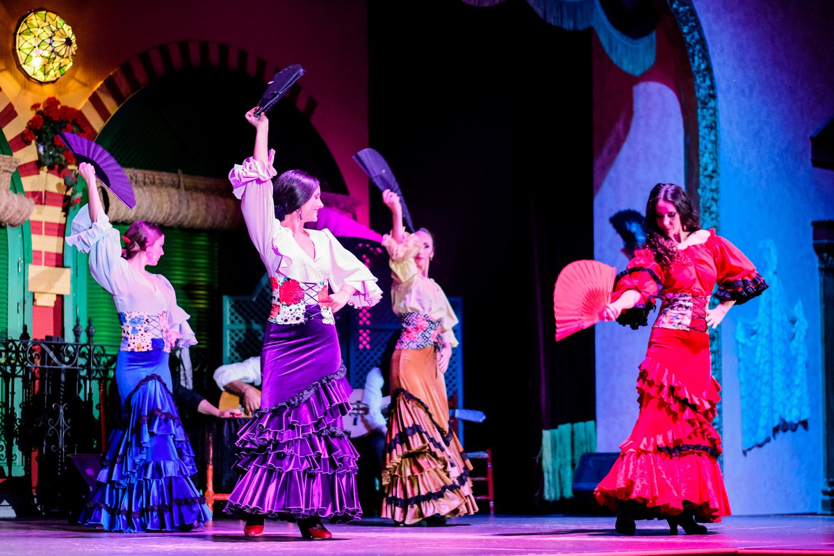 ¿Sabes cómo y por qué el abanico se ha convertido en un complemento para el baile #flamenco? 🤔 En este artículo te contamos algunas curiosidades 💃
¡Vente a ver cómo mueven el abanico nuestras artistas en El Palacio Andaluz! 😍 bit.ly/3F9GBGD