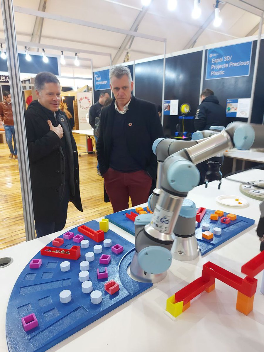 El Director del @catsostenible @arnauqueralt ha visitat l'estand de l' #AliançaCatalunya2030 d' #Amposta2030 a la @FiraAmposta

També ha visitat l'espai @DeFablab de l' @ajamposta

#AmpostaCiutatSostenible

@nurmarco @BonfillCarla @municipal_cat