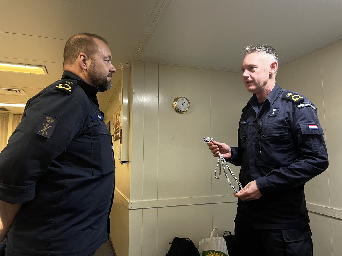 JosKoning69's tweet photo. Vandaag tijdens een top verzorgde AROOKM aan boord van https://t.co/sJq9WouTRA. Rotterdam afscheid genomen van de TD adjudant Flip en gelijktijdig zijn aflosser Dave welkom geheten. https://t.co/0k150IFHqM