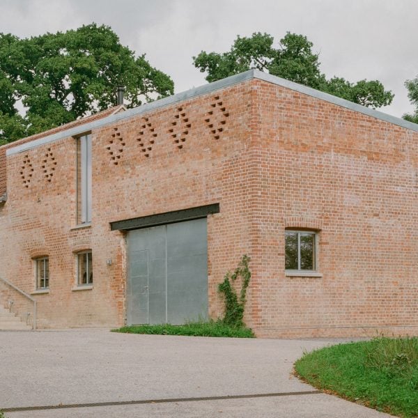 Clementine Blakemore Architects transforms stone barns into accessible holiday homes dlvr.it/SdzsCz