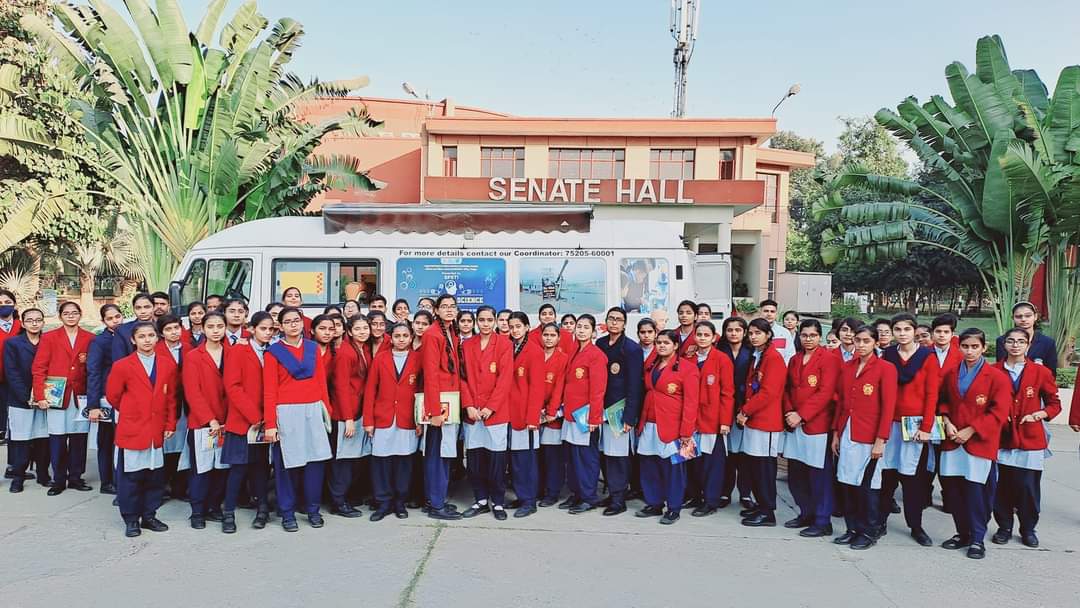 SPSTI5's tweet photo. #CircusofScience run by @SPSTI5 invited for science awareness among students and teachers of
#RegionalScienceCongress
Org. by Navodya Vidyalaya Samiti @CommissionerNVS at @NITKURUKSHETRA
Director, NIT as Chief Guest delivered a thought provoking lecture on Science in daily life. https://t.co/Ty2jp3coL0
