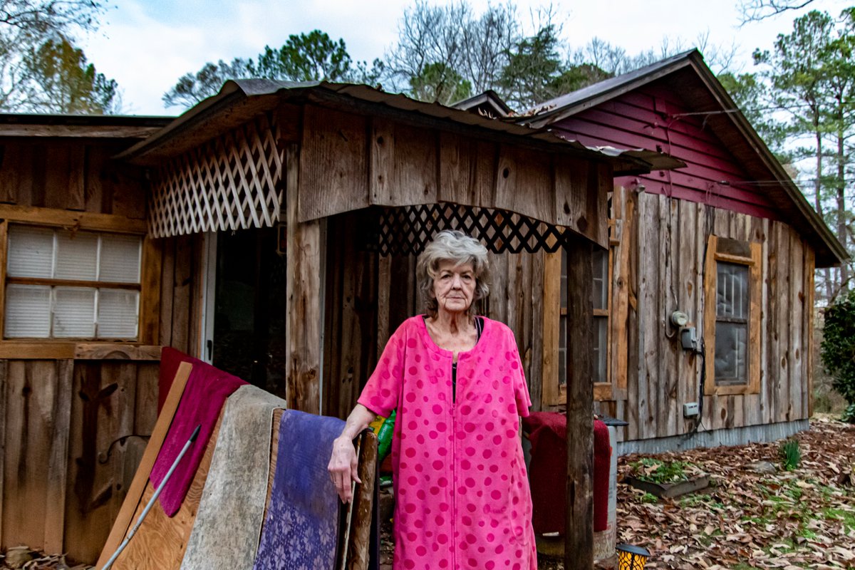 Dee Kent, then 77, was on her way from Valley, Alabama, to a doc's appt. in Opelika when she was pulled over. Police cuffed &amp; arrested her for failure to pay a $141 trash bill. She said her husband had recently died, and she sometimes forgets to pay. (1) bit.ly/3utTdDq