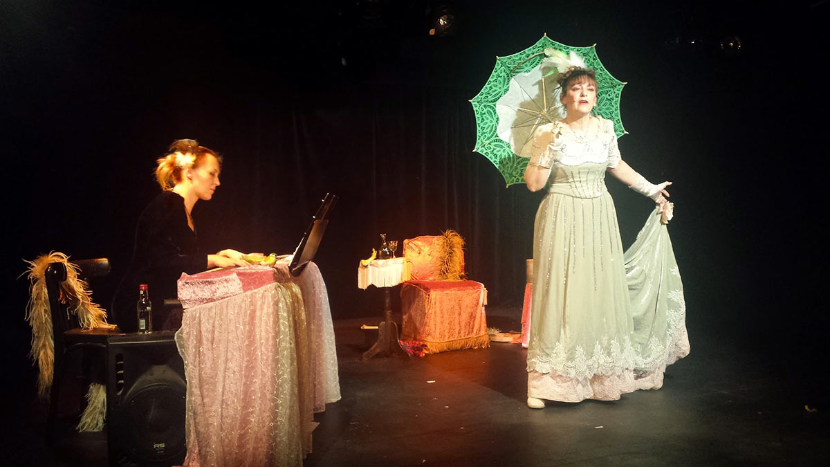 labelth's tweet photo. #evenement 'Mademoiselle Maya en ut intégral', c'est un spectacle culte né en 2011 joué un peu partout en France. Vous savez quoi ? Mademoiselle Maya, divette de Feydeau, revient au Gouvernail le 12 décembre ! #chanson #humour #Paris @helloasso @BilletReduc @BCritique https://t.co/yETVWDjkwy