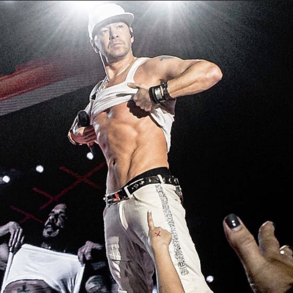BuckeyeCuti's tweet photo. @tnormandeau22 @24loves75 @DW_bandw @nkotbgal21 @JoannaRondo9 @jmfnkotb1 @Ddub_Heartgold @JEEPGRL732 @DonnieWahlberg @SkipperChic @heatherleigh73 @alimshields Happy #WhitePantsWednesday #heworksout #WahlbergWednesday #Legend #GOAT 📸 to the photographer https://t.co/yv90x1yzVg