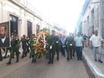 ArtEscenicasCub's tweet photo. Hoy toda #Cuba amanece rindiendo tributo a Maceo y Panchito, a los hombres y mujeres caídos cumpliendo misiones internacionalistas y a todos los que luchan contra cada injusticia cometida en cualquier lugar del mundo, ratificándonos que Patria es Humanidad #CubaViveEnSuHistoria https://t.co/ntzwGwdJ5q