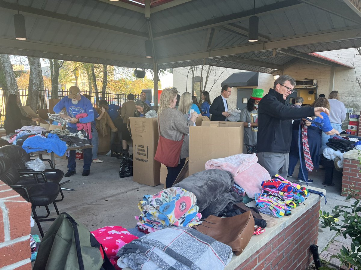 aaronfarrarNews's tweet photo. #HappeningNow: 20th Annual Mister Rogers’ Neighborhood Sweater Drive. Thousands of Coll weather items are being given out to those who need it at the Clara White Mission and City Rescue Mission in downtown Jacksonville @wjxt4 https://t.co/3YOpdf7Aix