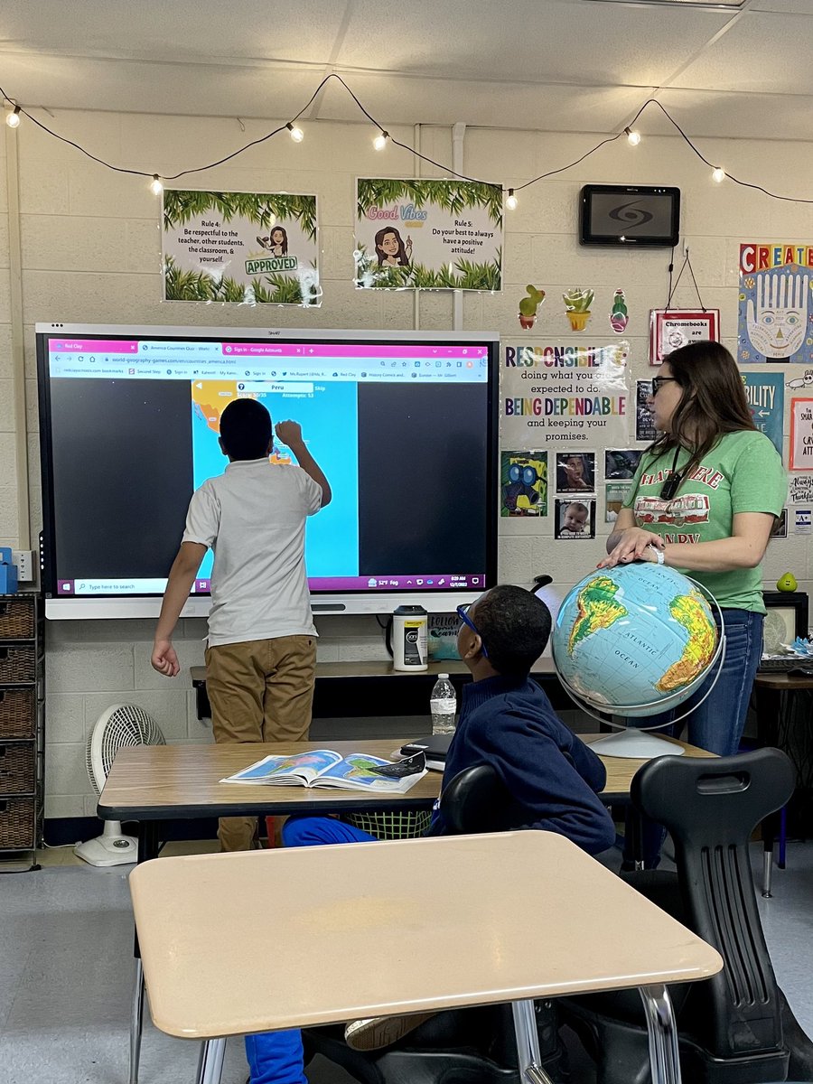 Lots of awesome mapping skills being showcased in SS this morning with <a href="/MrsMedinasclass/">Mrs. Medina</a> 🗺📍