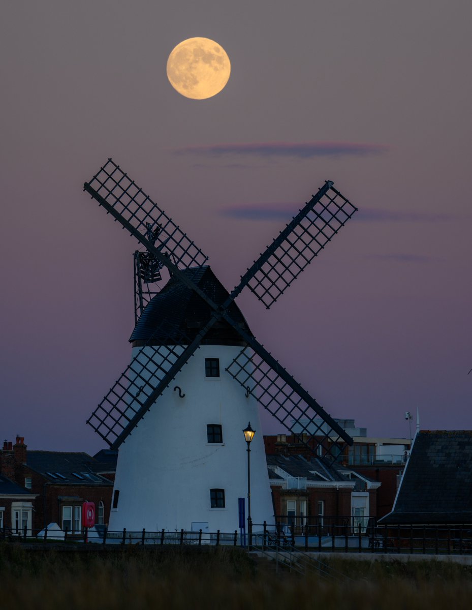 marksmcneill (@marksmcneill) on Twitter photo LYTHAM MOONRISE
Tonights moon rise over the Fylde
<a href="/DiscoverFylde/">Discover Fylde</a> <a href="/VisitLancashire/">visitLancashire.com</a> <a href="/StAnnesBeachApt/">St Annes Beach Apts</a> @allanoldfield1 <a href="/MetMattTaylor/">Matt Taylor</a> <a href="/BBCLancashire/">BBC Lancashire</a> <a href="/Gillylancs/">John Gillmore</a> LYTHAM MOONRISE
Tonights moon rise over the Fylde
<a href="/DiscoverFylde/">Discover Fylde</a> <a href="/VisitLancashire/">visitLancashire.com</a> <a href="/StAnnesBeachApt/">St Annes Beach Apts</a> @allanoldfield1 <a href="/MetMattTaylor/">Matt Taylor</a> <a href="/BBCLancashire/">BBC Lancashire</a> <a href="/Gillylancs/">John Gillmore</a>