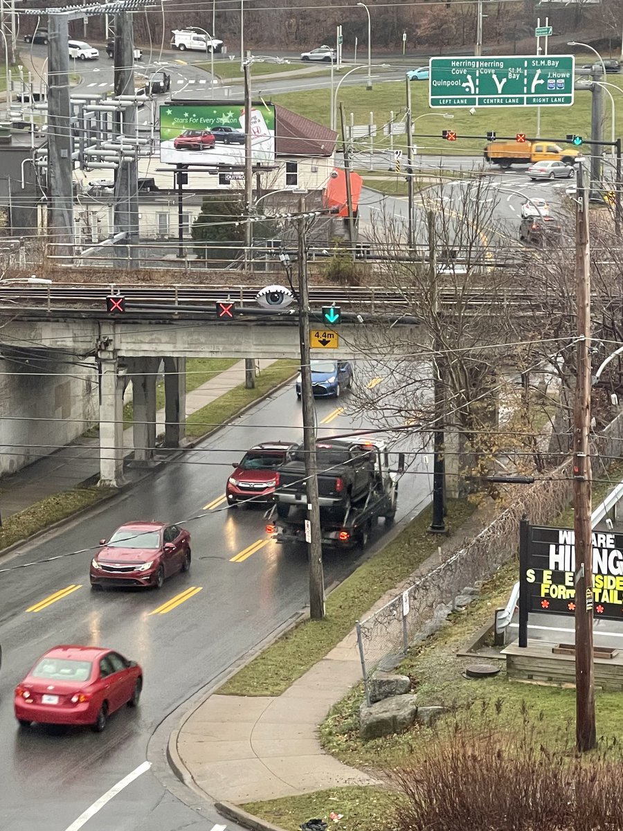Someone is literally keeping an eye on traffic on Chebucto Road in Halifax (squint and you’ll see what I mean). ⁦<a href="/CBCHfxTraffic/">CBC Halifax Traffic</a>⁩ #halifax