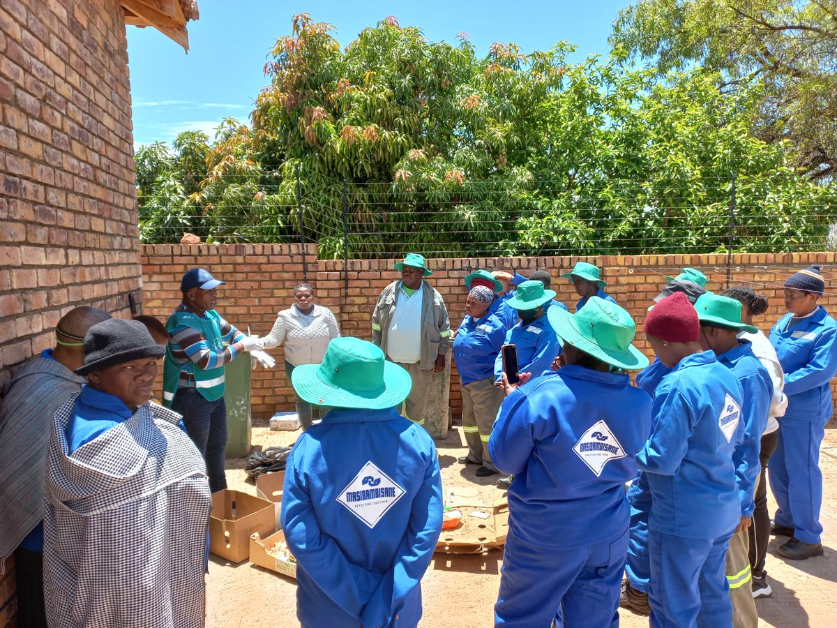 AngelaLudek's tweet photo. The focus of @WasteAid #Wastepreneur training in #Mpumalanga today is on #WasteStreams ♻️ #types #prices #markets #processing 🇿🇦 A hands on process that showcases the economic opportunities of waste as a #resource 🌐 A project with @WRAP_UK @UKRI_News in #rural #SouthAfrica 🌍 https://t.co/gXjSzg4Qso