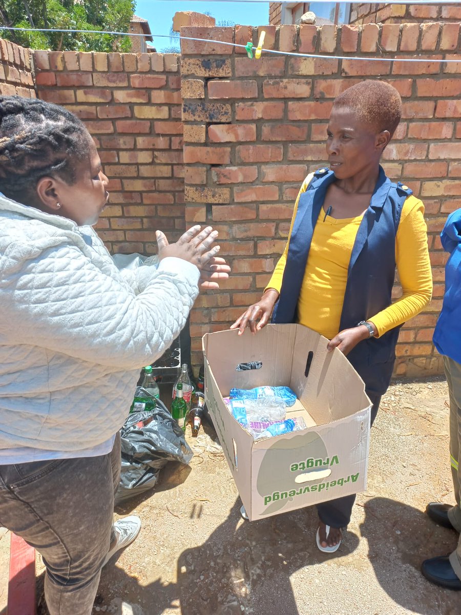 AngelaLudek's tweet photo. The focus of @WasteAid #Wastepreneur training in #Mpumalanga today is on #WasteStreams ♻️ #types #prices #markets #processing 🇿🇦 A hands on process that showcases the economic opportunities of waste as a #resource 🌐 A project with @WRAP_UK @UKRI_News in #rural #SouthAfrica 🌍 https://t.co/gXjSzg4Qso