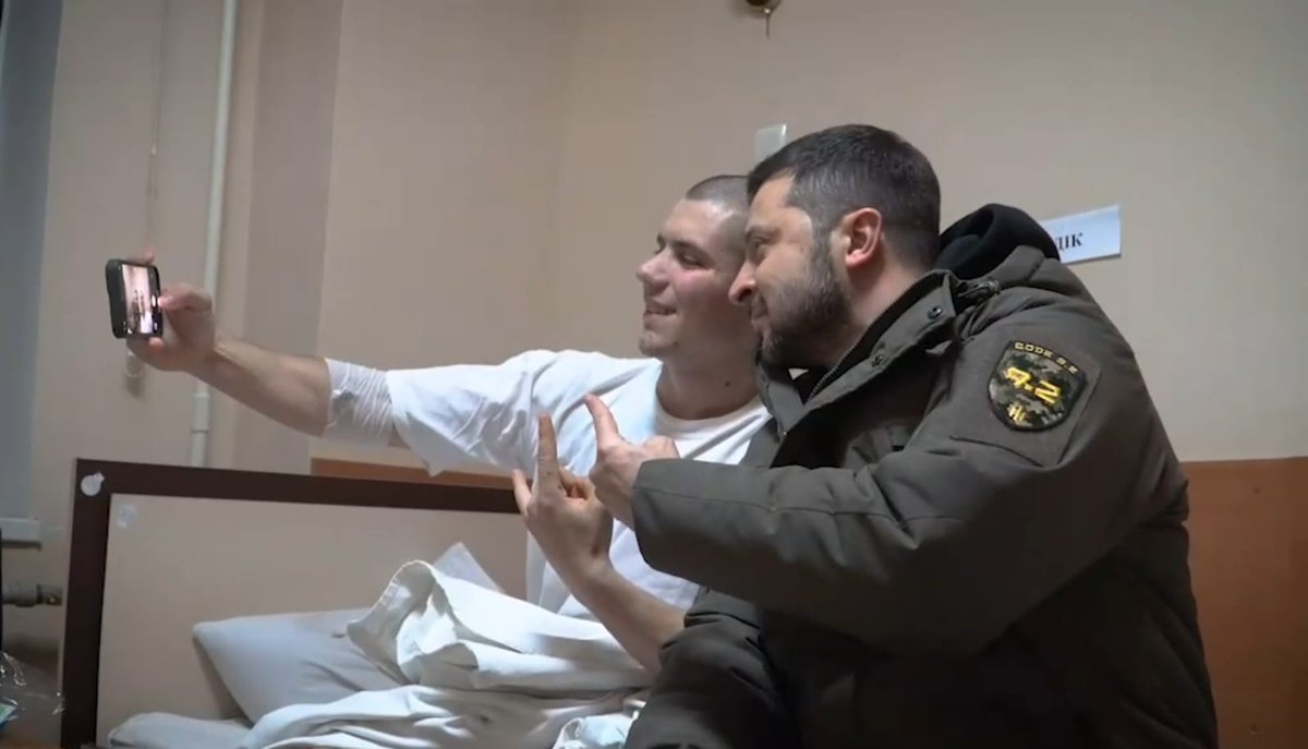 ragnars's tweet photo. Yesterday @ZelenskyyUa visited one of the wounded warriors of 9.2 https://t.co/mJN0SFyFth