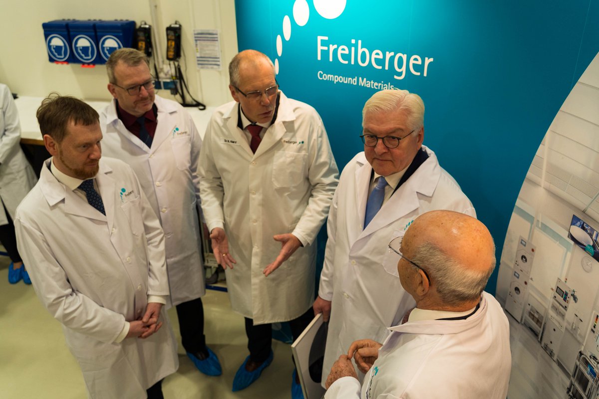 MPKretschmer's tweet photo. Mit Bundespräsident #Steinmeier zu Besuch bei #FCM in #Freiberg. Hier wachsen Kristalle für die #Halbleiterindustrie, hier wächst Zukunft: #Sachsen ist der größte und bedeutendste Mikro- und Nanotechnologie-Standort in Europa und fünftgrößter weltweit. #Ortszeit (SK) https://t.co/xOQMMZ5QcU