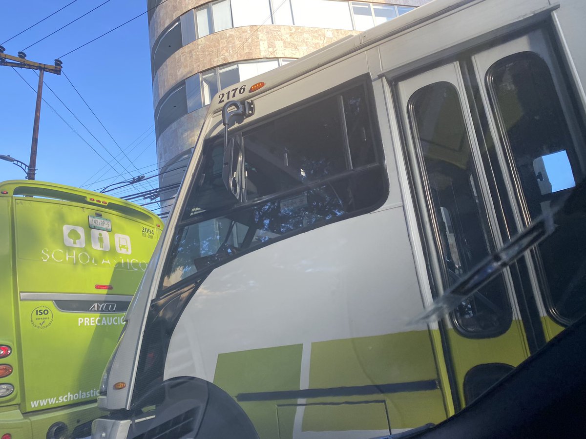 Atención <a href="/OVIALCDMX/">OVIAL_SSCCDMX</a> estos dos autobuses de @Scholastico_MX con pequeños a bordo, se pasaron 2 altos, se dieron vuelta en “U” en lugar prohibido y en la foto a punto se pasarse otra luz roja. Ojalá pudieran hacer algo por la seguridad de los pequeñines y la@de tod@s.