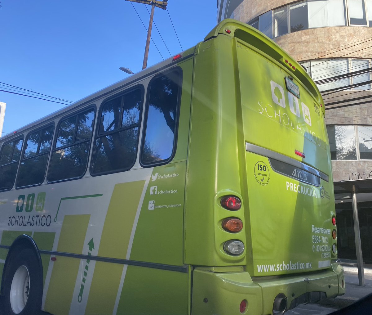 amanorte45's tweet photo. Atención @OVIALCDMX estos dos autobuses de @Scholastico_MX con pequeños a bordo, se pasaron 2 altos, se dieron vuelta en “U” en lugar prohibido y en la foto a punto se pasarse otra luz roja. Ojalá pudieran hacer algo por la seguridad de los pequeñines y la@de tod@s. https://t.co/BZymDX6ltX